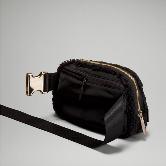 Lululemon Everywhere Belt Bag Sherpa Fleece Black - Picture 3 of 7